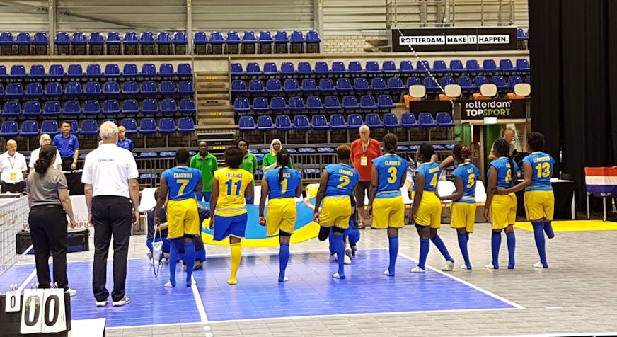 Volleybalsters staan voor de jury