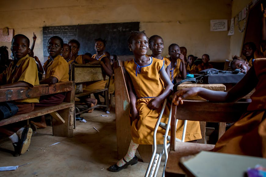 Fatmata uit Sierra Leone tussen klasgenoten