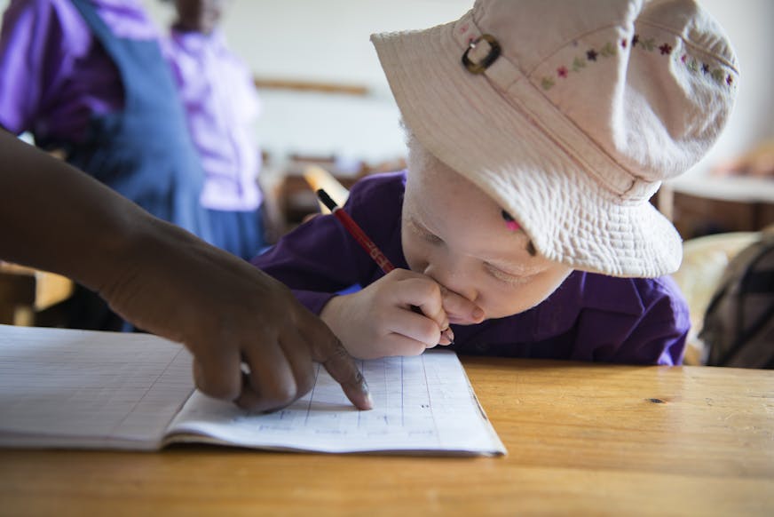 Judith leert op school lezen en schrijven