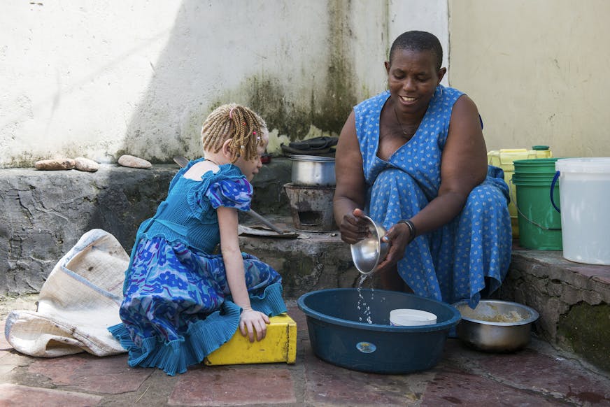 Judith helpt haar moeder met de afwas