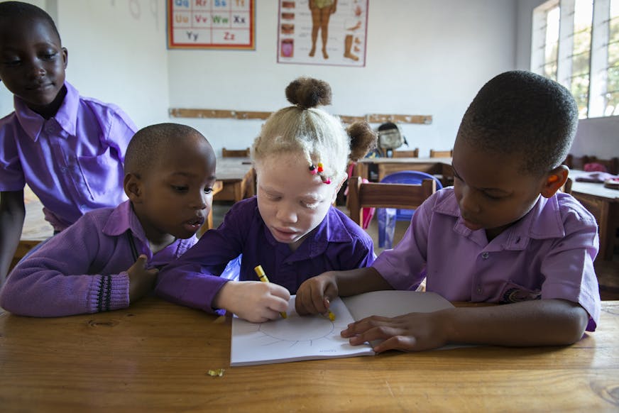 Judith met klasgenootjes die geen albinisme hebben