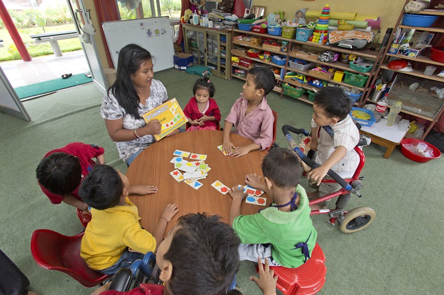 Phurteng speelt met zijn klasgenootjes domino