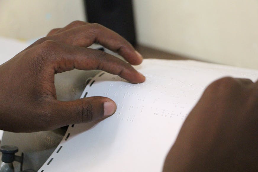 Braille lezen met de vingers